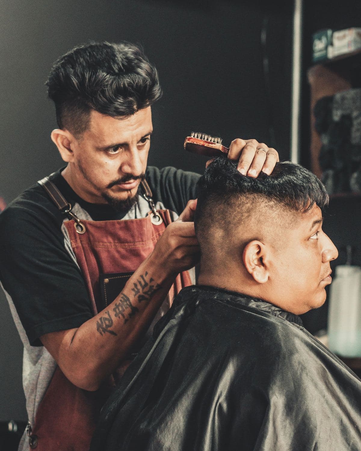 Barbeiro cortando o cabelo de um cliente